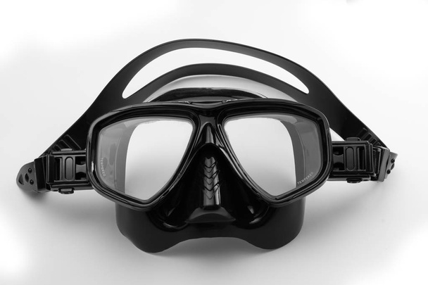 Masque de plongée autonome noir divinf et tuba sur fond blanc
 - Photo, image