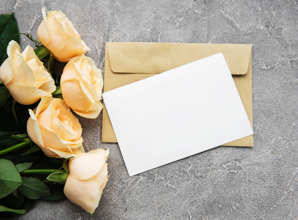 Roses jaunes et carte de vœux sur fond de pierre
 - Photo, image
