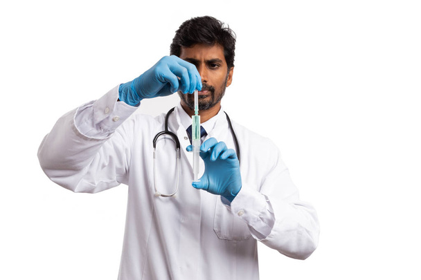 Orvos vesz ki fecskendő needl tömítés - Fotó, kép