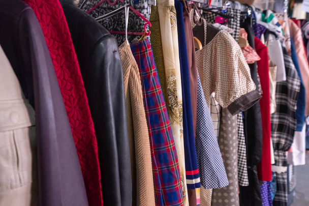 Retro ruhát akasztók a boltban - Fotó, kép