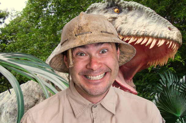 Explorateur homme avec casque fuit dinosaure effrayant
 - Photo, image