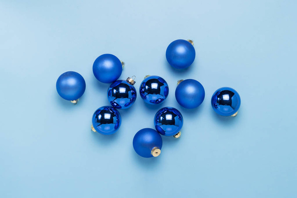 Blue Christmas tree játékok, labdák, kék háttérrel. Kellemes karácsonyi ünnepeket és boldog új évet fogalmának. Lapos feküdt, top view. - Fotó, kép