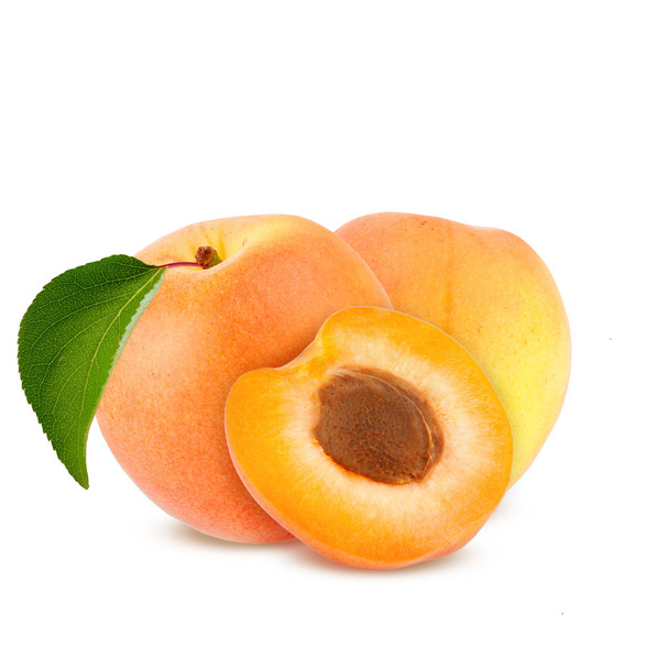 Eristetty aprikoosi. Tuoreet leikatut aprikoosin hedelmät eristetty valkoisella pohjalla, leikkuupolulla
 - Valokuva, kuva