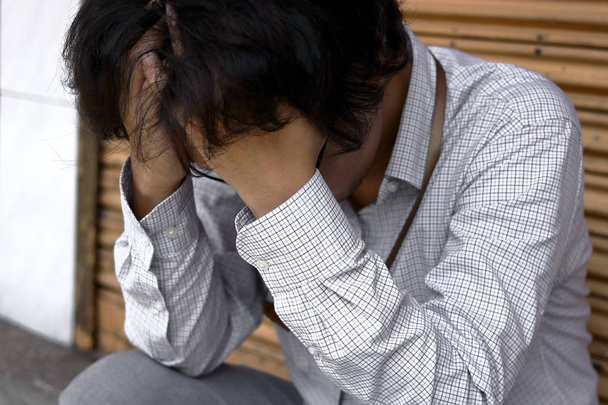Hombre de negocios asiático decepcionado que sufre de estrés o dolor de cabeza
 - Foto, Imagen