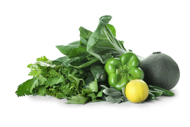 Verschiedenes frisches Gemüse auf weißem Hintergrund - Foto, Bild
