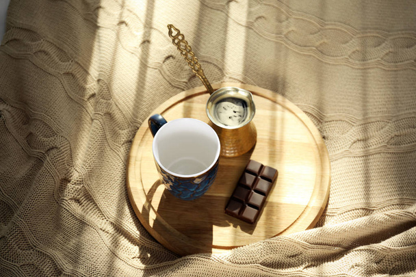 Доска с вкусным завтраком на кровати
 - Фото, изображение