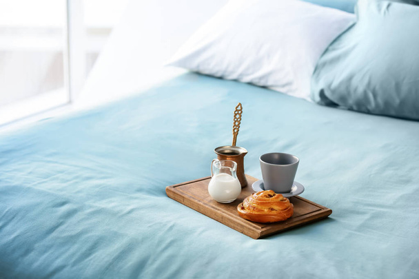 Ξύλινη σανίδα με γευστικό πρωινό στο κρεβάτι - Φωτογραφία, εικόνα