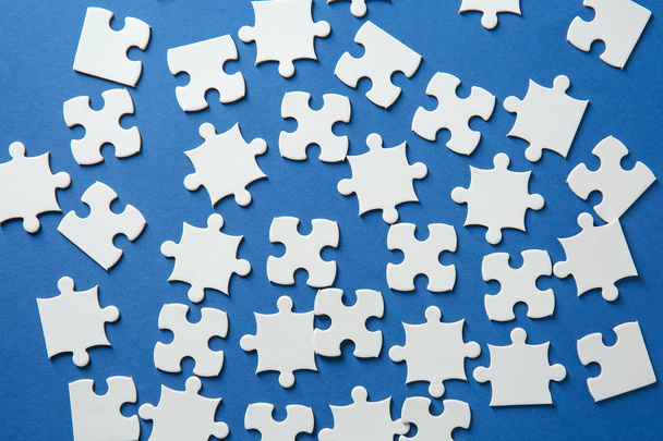 Fragments of jigsaw puzzle on color background - Foto, immagini