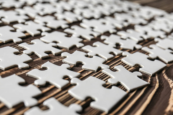 Pedaços de quebra-cabeça em fundo de madeira
 - Foto, Imagem