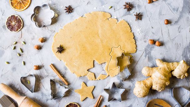 Cuisiner les biscuits au pain d'épice à partir de la pâte sous différentes formes cœur, étoile, arbre de Noël. Cuisson maison d'hiver. Préparation du concept de Noël. Vue du dessus
 - Photo, image