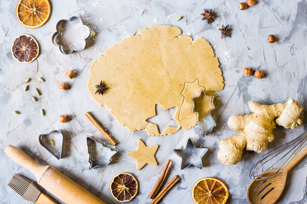 Cuisiner les biscuits au pain d'épice à partir de la pâte sous différentes formes cœur, étoile, arbre de Noël. Cuisson maison d'hiver. Préparation du concept de Noël. Vue du dessus
 - Photo, image