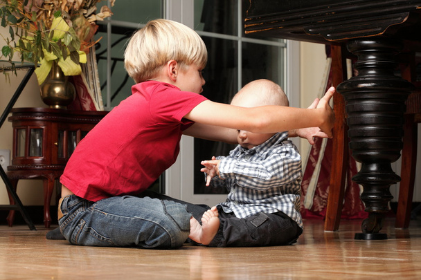 Little boy playing with a brother - Foto, Bild