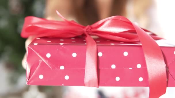 A lány adott egy gyönyörűen csomagolt karácsonyi ajándék - Felvétel, videó