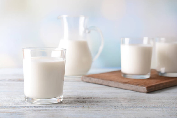 Gläser mit frischer Milch auf Holztisch - Foto, Bild