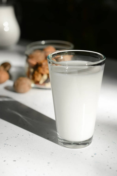 Plnou sklenicí čerstvého mléka na prohlížecí stolek - Fotografie, Obrázek