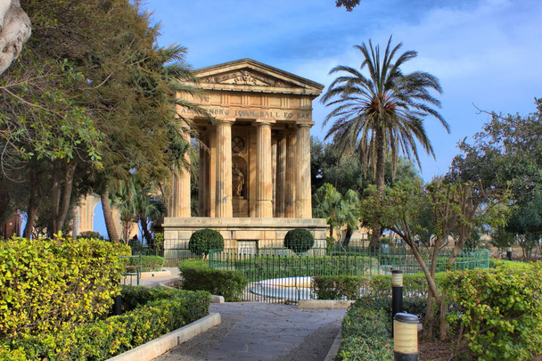Veřejné zahrady Barrakka nižší a památník Alexandra Balla ve starém městě Valletta, Malta - Fotografie, Obrázek