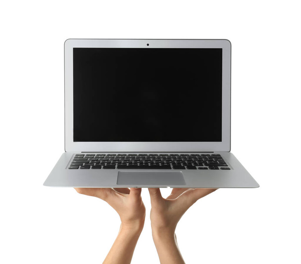 Giovane donna che tiene il computer portatile su sfondo bianco
 - Foto, immagini