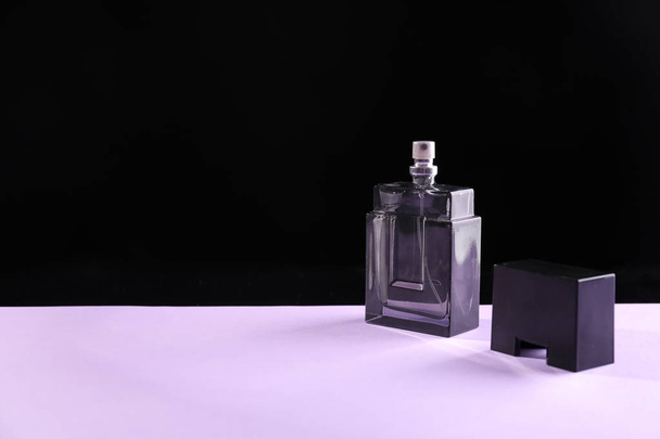 Bottle of perfume on dark background - Foto, Imagen