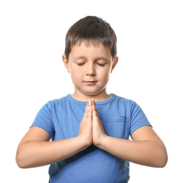 kisfiú imádkozik fehér háttér - Fotó, kép