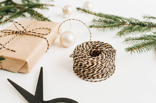 クリスマス、新年のギフト包装します。装飾と白い背景の上のモミの枝のホリデイ ・組成物。フラット横たわっていた、トップ ビュー. - 写真・画像