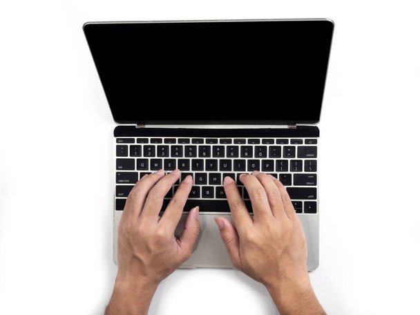 Вид сверху на руки на ноутбуке на белом изолированном фоне с вырезанной дорожкой
. - Фото, изображение