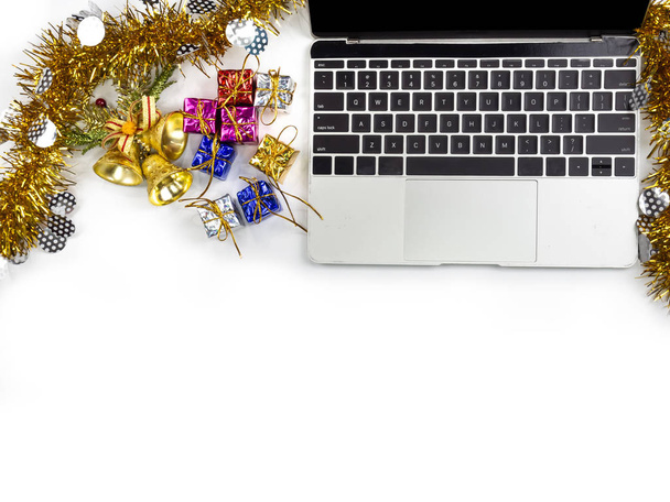 Верхний вид ноутбука и рождественские украшения на белом изолированном фоне
. - Фото, изображение