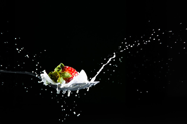 truskawka splash - Zdjęcie, obraz