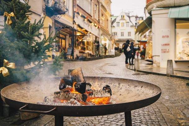 Gmunden, Rakousko - prosinec 2017: Ulice města Gmunden zdobené pro Vánoční adventní trh - Fotografie, Obrázek
