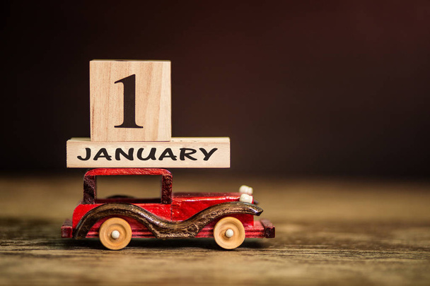 1 января. Деревянный блок на январь с игрушечной машиной. Happy New Year day celebration background concept
 - Фото, изображение
