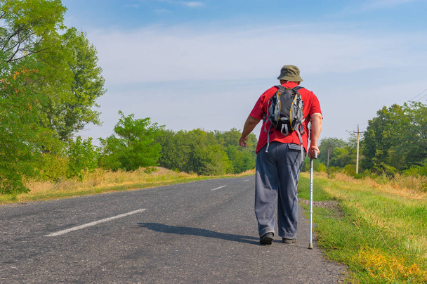 Idős természetjáró gyaloglás-ra egy út menti az ukrán vidék, a nyári idő - Fotó, kép