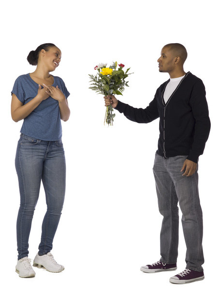彼のガール フレンドに花を与える男 - 写真・画像