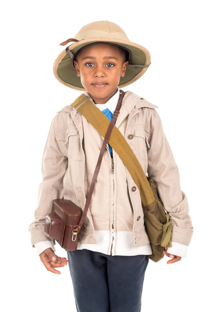 Giovane ragazzo con una fotocamera che gioca Safari isolato in bianco
 - Foto, immagini