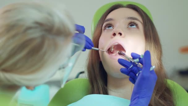 Dentysta robi znieczulający zastrzyk w zębie pacjenta. Pacjent w fotelu u dentysty - Materiał filmowy, wideo