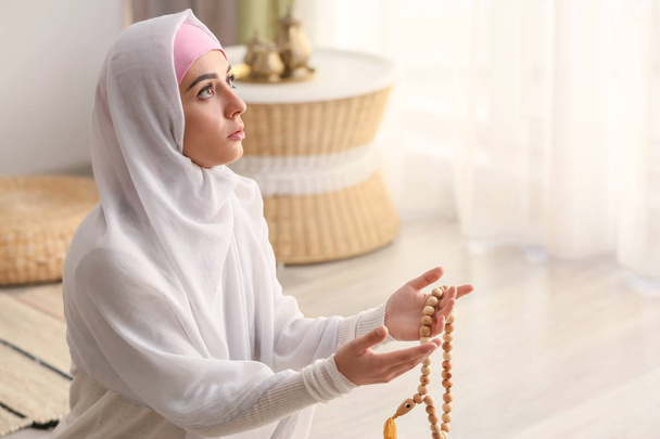 Молодая мусульманка молится дома
 - Фото, изображение
