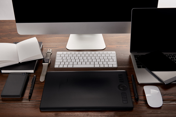 local de trabalho de designer moderno com diferentes gadgets em mesa de madeira
 - Foto, Imagem
