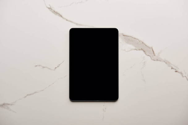 vista superior de la tableta en la superficie de mármol blanco
 - Foto, imagen