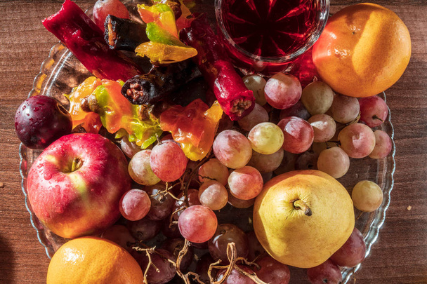 composición de naturaleza muerta con fruta y churchkhela
 - Foto, imagen