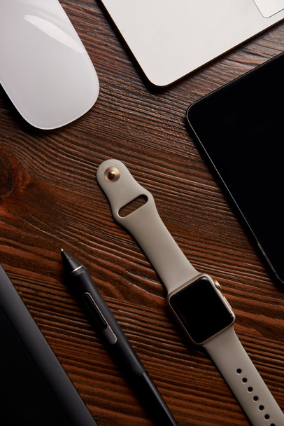pohled shora chytré hodinky s různými miniaplikacemi na dřevěný stůl - Fotografie, Obrázek