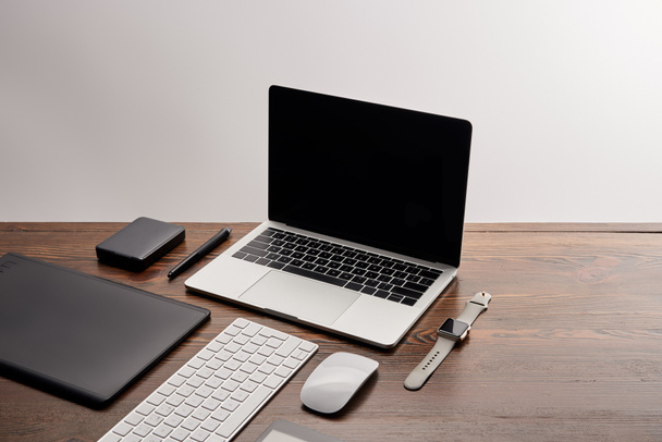 laptop com outros dispositivos diferentes no local de trabalho designer de gráficos
 - Foto, Imagem