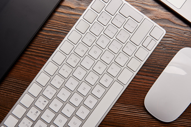 Draufsicht auf Laptop mit drahtloser Tastatur und Grafik-Tablet am Grafik-Designer-Arbeitsplatz - Foto, Bild