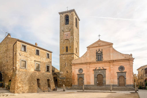 Місце і церкву Святої Донато в Чивіта-ді-Bagnioregio, Італія - Фото, зображення