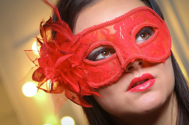 Крупним планом портрет сексуальна жінка в червоний, Золотий партії маска для бажання концепції на новий рік та Різдво партії - Фото, зображення
