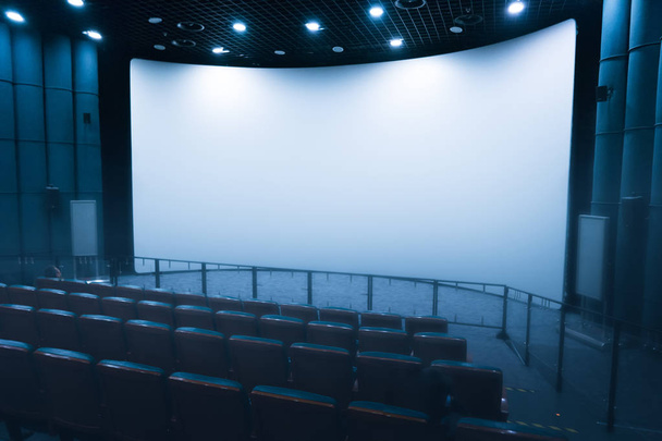 Escenario vacío en el pequeño cine con pantalla blanca
 - Foto, Imagen