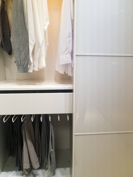 closet walk-in com pano e prateleira em casa
 - Foto, Imagem