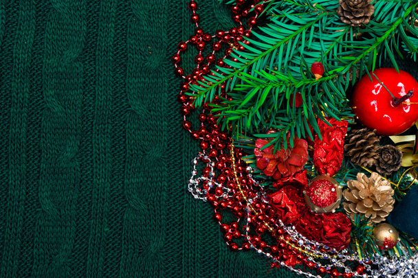 Joulu tausta punainen koristelu, vihreä haara marja, seppeleitä, omena, kopioi tilaa
 - Valokuva, kuva