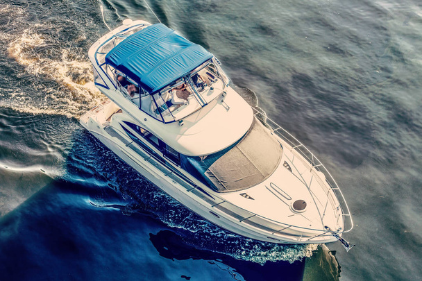 Роскошная белая лодка в голубом море
 - Фото, изображение