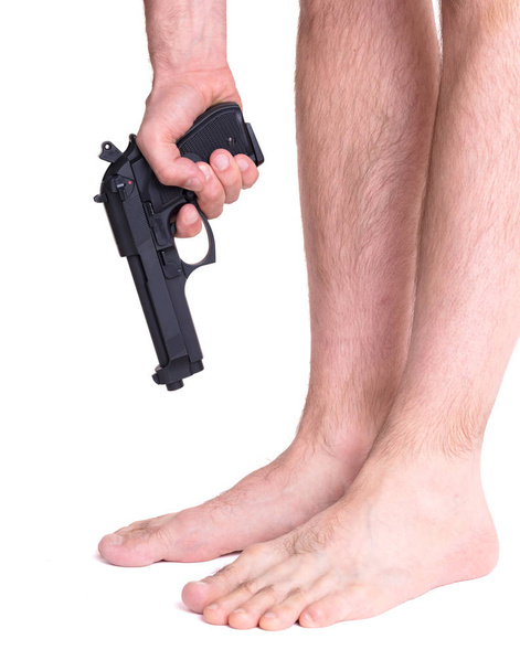 Концепция - человек стреляет себе в ногу - Фото, изображение
