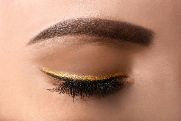 Mulher bonita com maquiagem dourada, close-up
 - Foto, Imagem