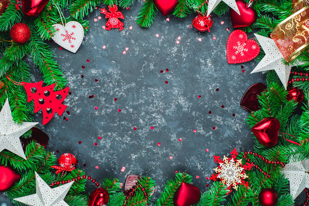 Karácsonyi játékok és ága a karácsonyfa, a hely, a szöveg, felülnézet - Fotó, kép