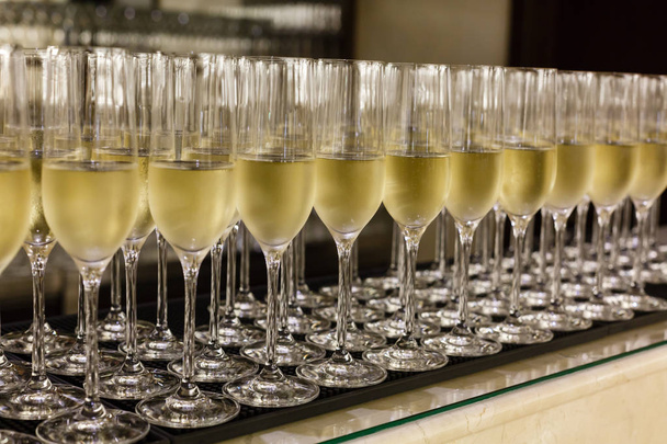 Zamknij widok rzędów kieliszków szampana na imprezie - Zdjęcie, obraz